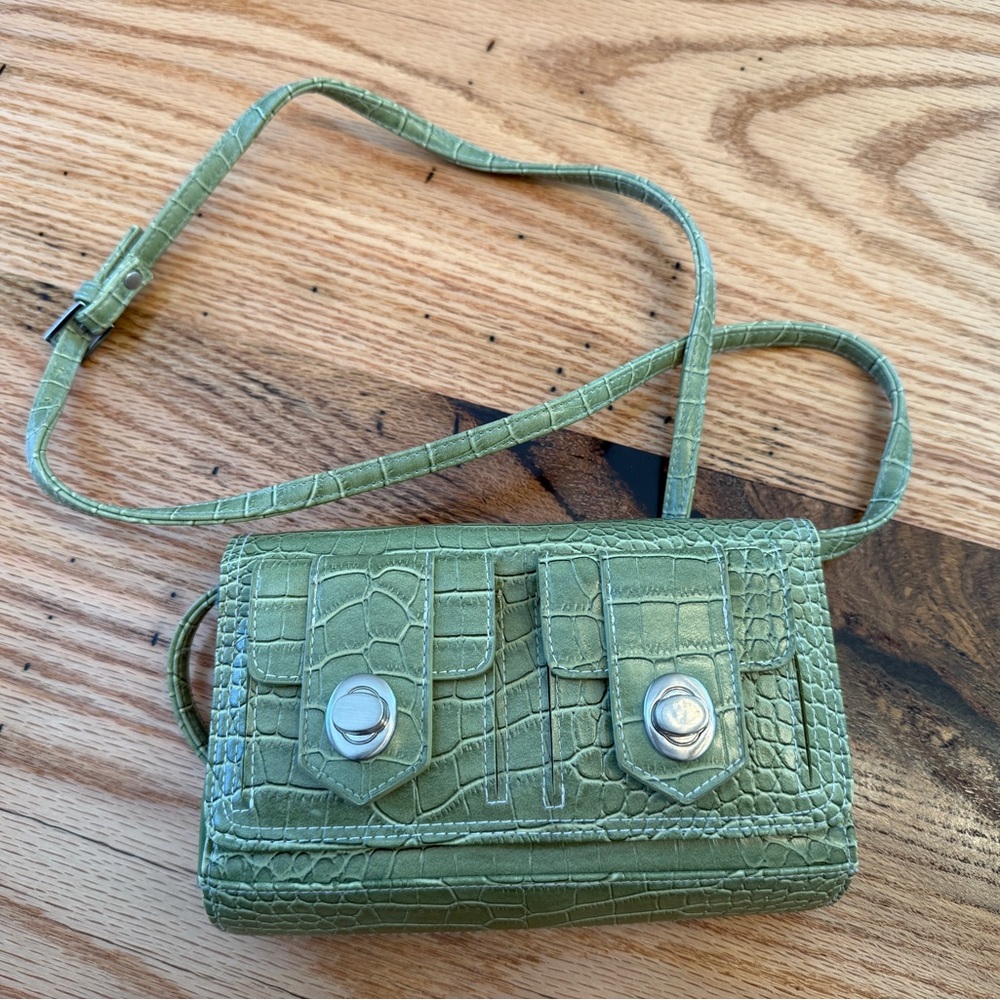 Chic Green Crossbody Bag with Textured Design
